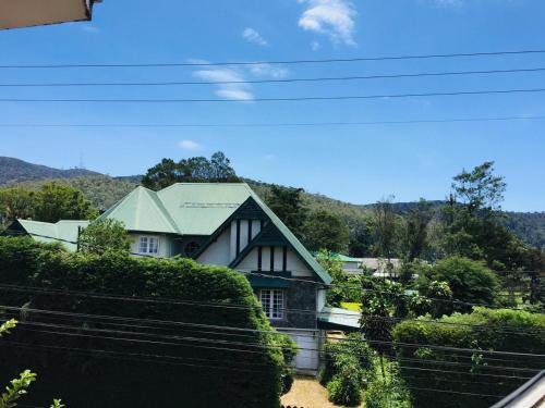 una casa situata in cima a una collina di Grand Nauro villa a Nuwara Eliya