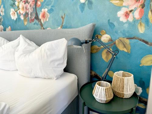 ein Schlafzimmer mit einem Bett und einem Tisch mit einer Lampe in der Unterkunft Cozy Studioapartment in Würzburg