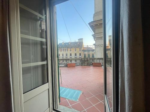 an open window with a view of a courtyard at LA VOLPINA - Terrazza in Centro in Ovada