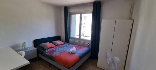a small bedroom with a bed and a window at Appartement calme 3 chambres avec lit double Wifi - Parking facile in Vandoeuvre-lès-Nancy
