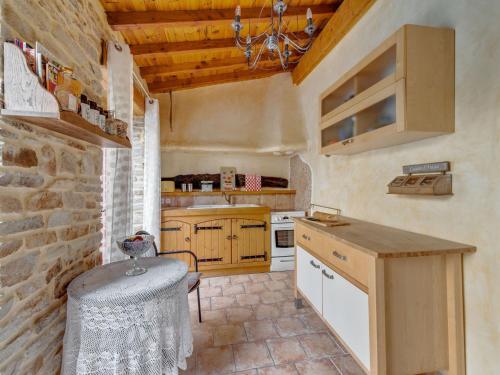 Η κουζίνα ή μικρή κουζίνα στο Holiday home with pool in Cuxac-Cabardès