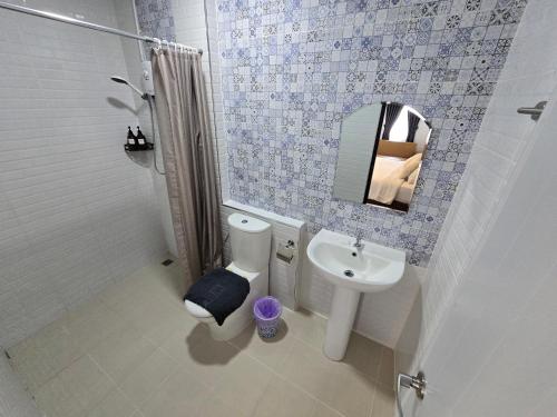 Bilik mandi di Charma Home Watket #3