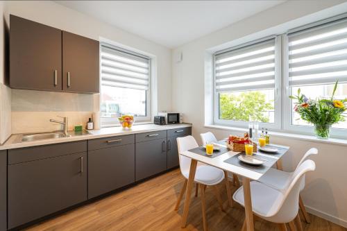 Η κουζίνα ή μικρή κουζίνα στο Skipper's Deck - Neues zentrales Apartment in Deichnähe von STAY YOUR WAY