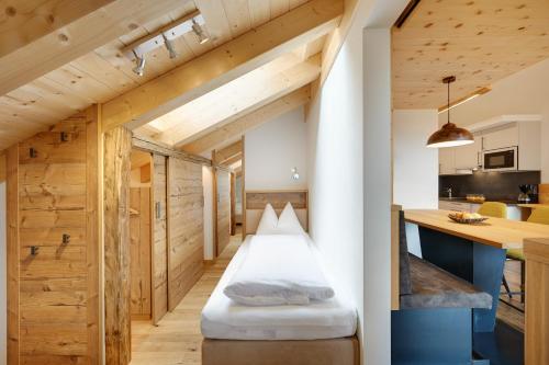 una habitación con un banco en medio de una cocina en Apartments Oberpichlhof en Valdaora