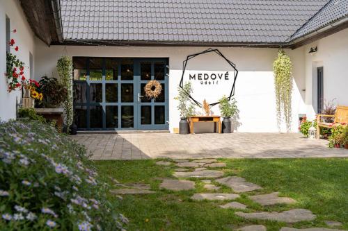 a meevoice sign on the door of a house at Penzion Medové údolí in Čábuze