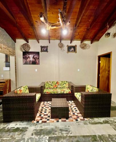 Ruang duduk di Casa Rústica com piscina