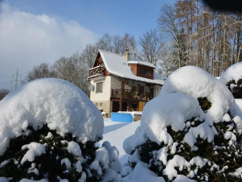 Mountain Retreat with Pool semasa musim sejuk