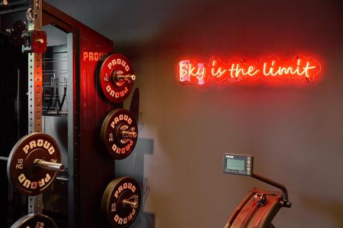 a sign on the wall of a gym with clocks at ibis Styles Katowice Airport in Pyrzowice