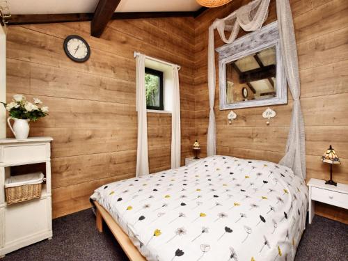 Ένα ή περισσότερα κρεβάτια σε δωμάτιο στο Bungalow with View near Coo