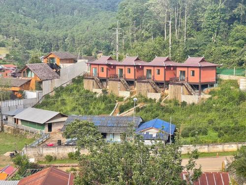 a group of houses on top of a hill at ไท่เฉิน รักไทย Tai Cheng RakThai in Ban Rak Thai