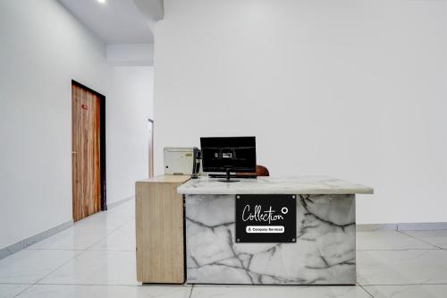 a white marble counter with a appliance on top of it at Super Collection O Iskcon Temple Mansarovar Formerly Chinar Inn in Jaipur