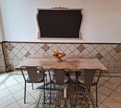 a table with chairs and a bowl of fruit on it at Marina Vila House, Masnou in Masnou