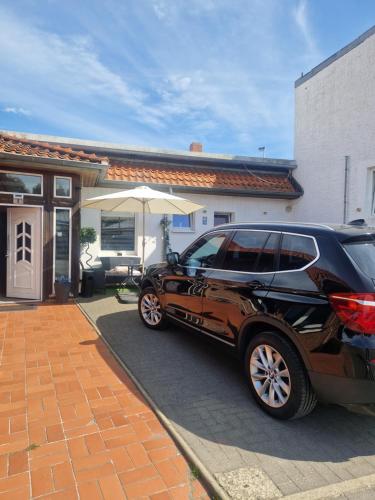 a car parked in front of a house at Ferienhäuschen Like at Home in Sarstedt
