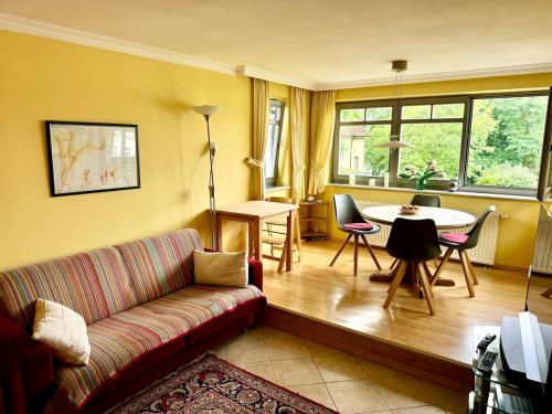 a living room with a couch and a table at Sonnige, ruhige Wohnung 5 min zum Strand u Zentrum in Zinnowitz