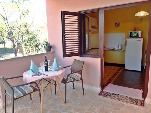 ein Esszimmer mit einem Tisch und Stühlen sowie einem Kühlschrank in der Unterkunft Apartments in Starigrad-Paklenica 41707 in Starigrad-Paklenica