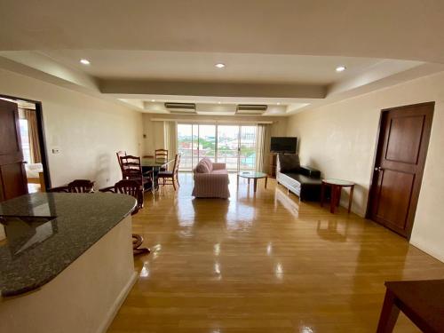 a large living room with a kitchen and a dining room at ศรีย่าน เรสซิเดนซ์ Sriyan Residence in Dusit