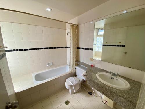 a bathroom with a tub and a toilet and a sink at ศรีย่าน เรสซิเดนซ์ Sriyan Residence in Dusit