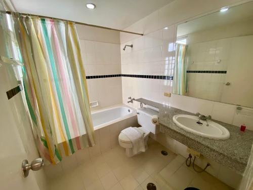 a bathroom with a sink and a bath tub at ศรีย่าน เรสซิเดนซ์ Sriyan Residence in Dusit
