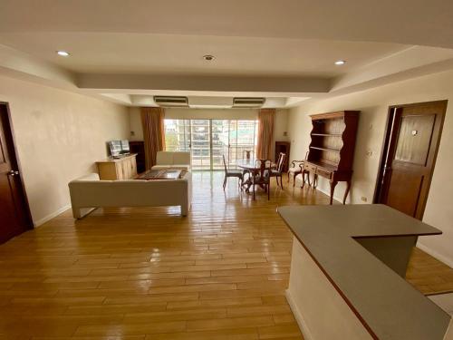 a living room with a couch and a table at ศรีย่าน เรสซิเดนซ์ Sriyan Residence in Dusit