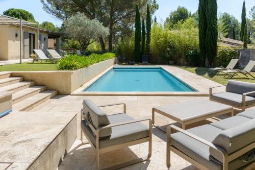 Bastide Blanche Villa with swimming pool and pétanque court in Lourmarin