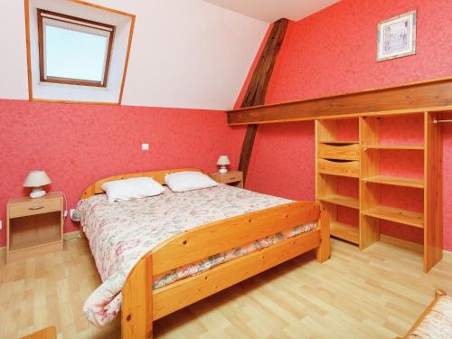- une chambre avec un grand lit et des murs rouges dans l'établissement Cosy holiday home near the Causses du Quercy, à Lavercantière