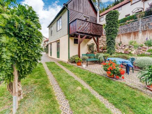 a backyard of a house with a table and chairs at Ferienhaus im Thüringer Wald in Langenbach