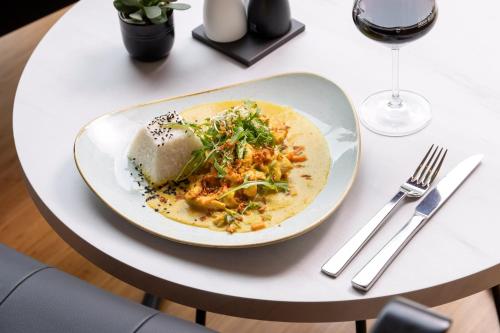 Φαγητό σε αυτό το ξενοδοχείο ή κάπου εκεί κοντά