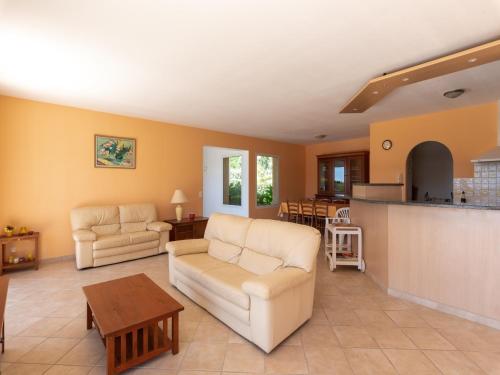 Una sala de estar con dos sofás y una cocina. en Spacious Villa with Pool, en Santʼ Andrea-dʼOrcino