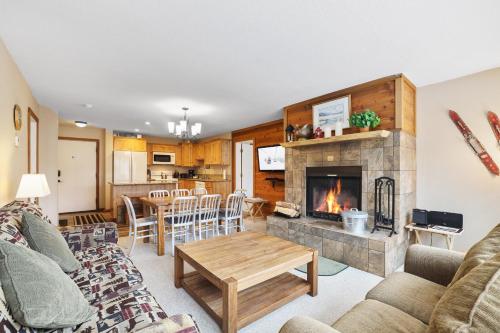 Χώρος καθιστικού στο 2 Bedroom Kirkwood Condo – Across the Street from Village condo