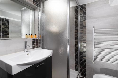 un baño con lavabo y ducha en Fossi Street Central Apartment, en Florencia