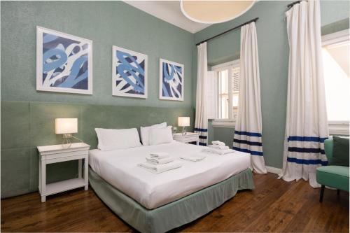 1 dormitorio con 1 cama, 2 mesas y 2 ventanas en Fossi Street Central Apartment, en Florencia