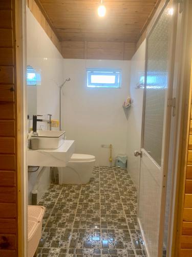 a bathroom with a toilet and a sink and a shower at Homestay Đồi Sương Trắng in Da Lat