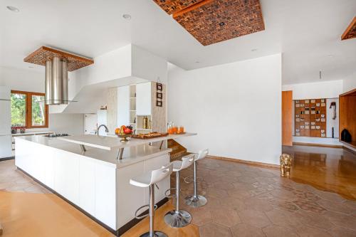 Kuchyň nebo kuchyňský kout v ubytování Punya Farms - Luxury 5BR near Isha Yoga