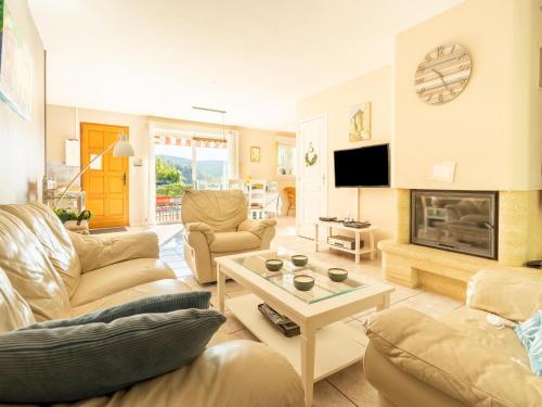 Televisyen dan/atau pusat hiburan di House in the south of France with private pool