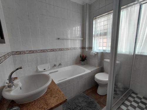Bilik mandi di Seaverge Chalets 8
