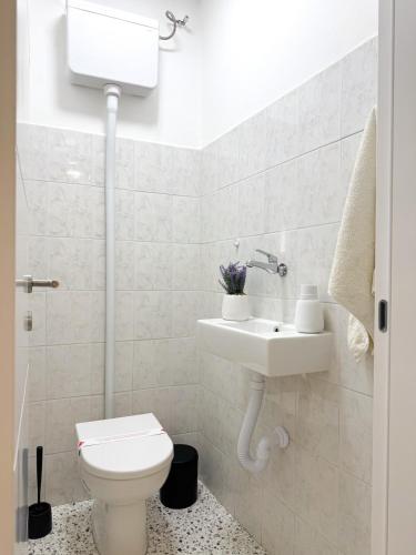 Bright modern apartment, 100m from Sarajevo City Hall & Old Townにあるバスルーム