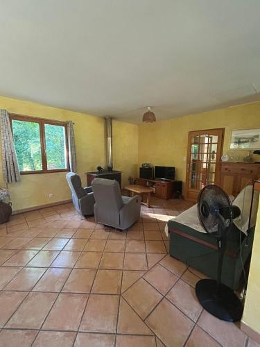 un salon avec deux fauteuils et un ventilateur dans l'établissement Chez Mamie, à Cazes-Mondenard