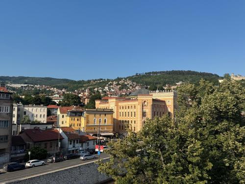 サラエボにあるBright modern apartment, 100m from Sarajevo City Hall & Old Townの車道を下る街並み