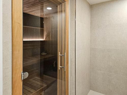 Penthouse with hot tub located close to Selwo