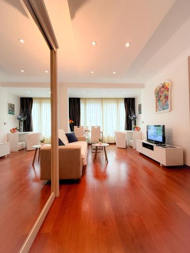 un soggiorno con un divano e una TV di Le Angie By ApiRent #Climatisation #Croisette #Wifi a Cannes