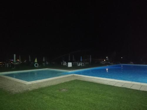 加尔达湖滨Casa O-live的夜间大型游泳池