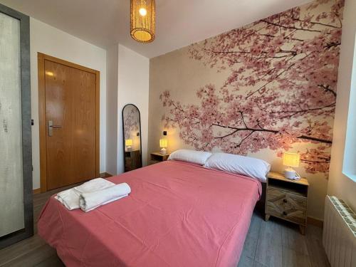 Un dormitorio con una cama roja con una pintura en la pared en Atuairehome Plaza Mayor II con Parking Incluido, en Burgos
