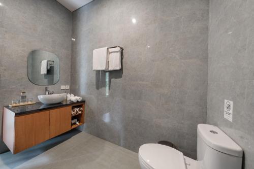 Ένα μπάνιο στο Villa Guru Peaceful 2BR Pool Retreat