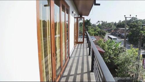 Athupura Hotelにあるバルコニーまたはテラス
