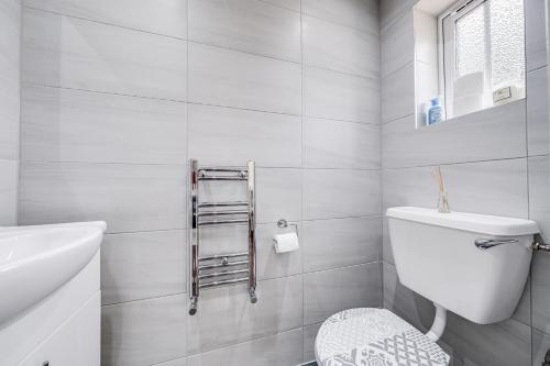 Ένα μπάνιο στο Stylish 2-Bedroom Home with Garden in Leafy Ickenham