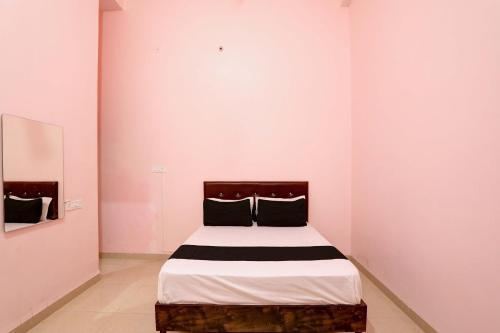 Postel nebo postele na pokoji v ubytování Hotel O Blue Moon