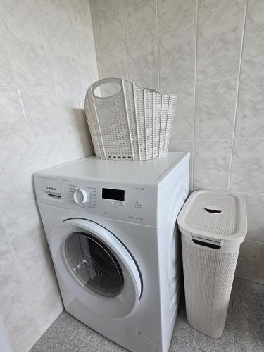 a washing machine with a basket on top of it at Azulmaris - Direkt am Strand in Vila Chã - Terrasse und Meerblick in Vila Chã