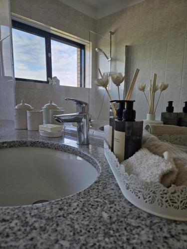 a bathroom with a sink and a bath tub at Azulmaris - Direkt am Strand in Vila Chã - Terrasse und Meerblick in Vila Chã