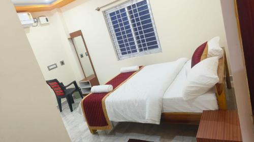 En eller flere senge i et værelse på Rajeshwari Tower & Residency