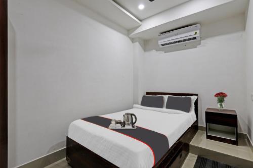 Katil atau katil-katil dalam bilik di Collection O Rani Gate Guwahati Formerly Lakhi Guest House